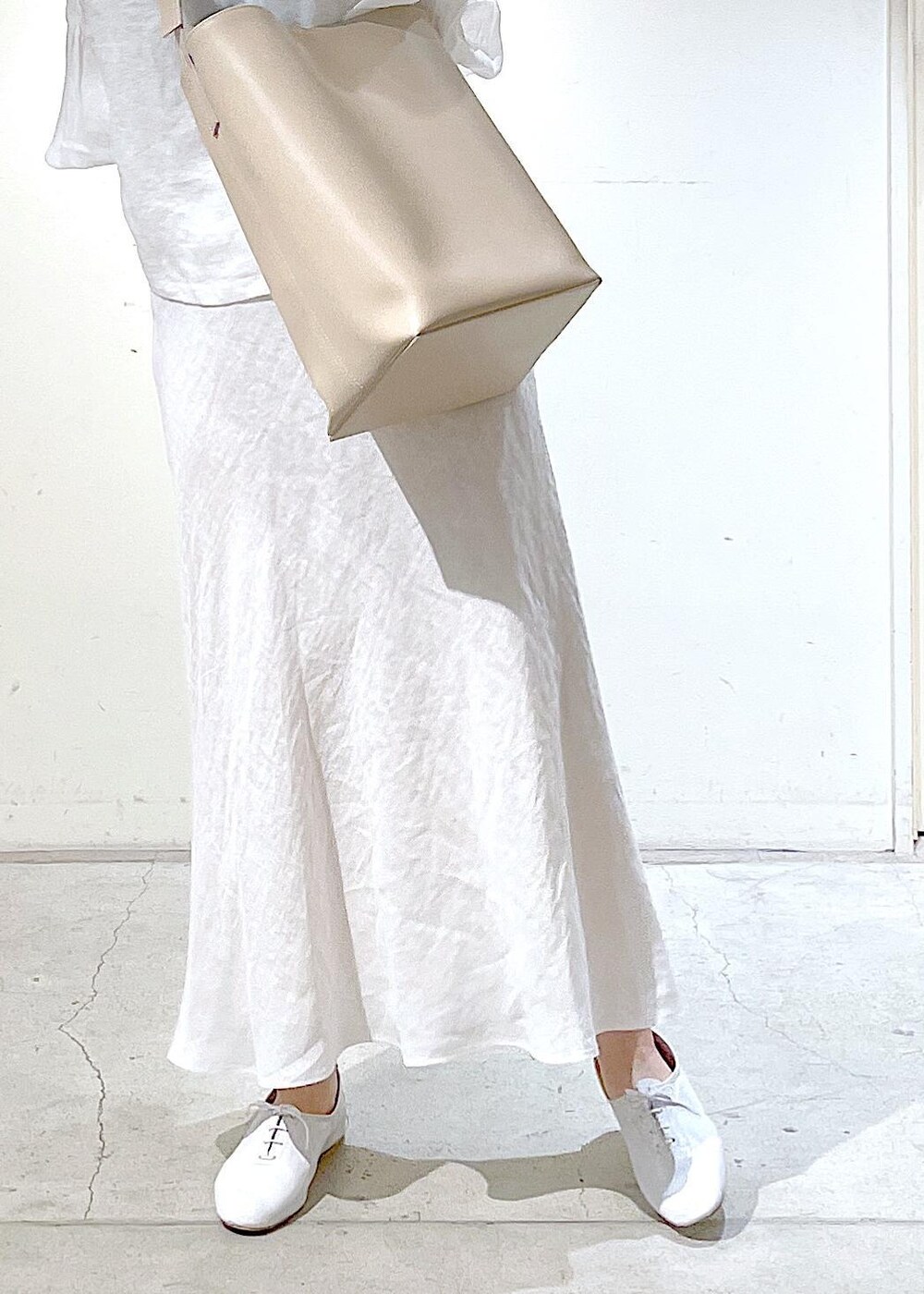 ホワイト系のその他シューズ、ホワイト系のシャツ/ブラウス、ベージュ系のトートバッグを着用したレディースの春コーディネートの10枚目の写真