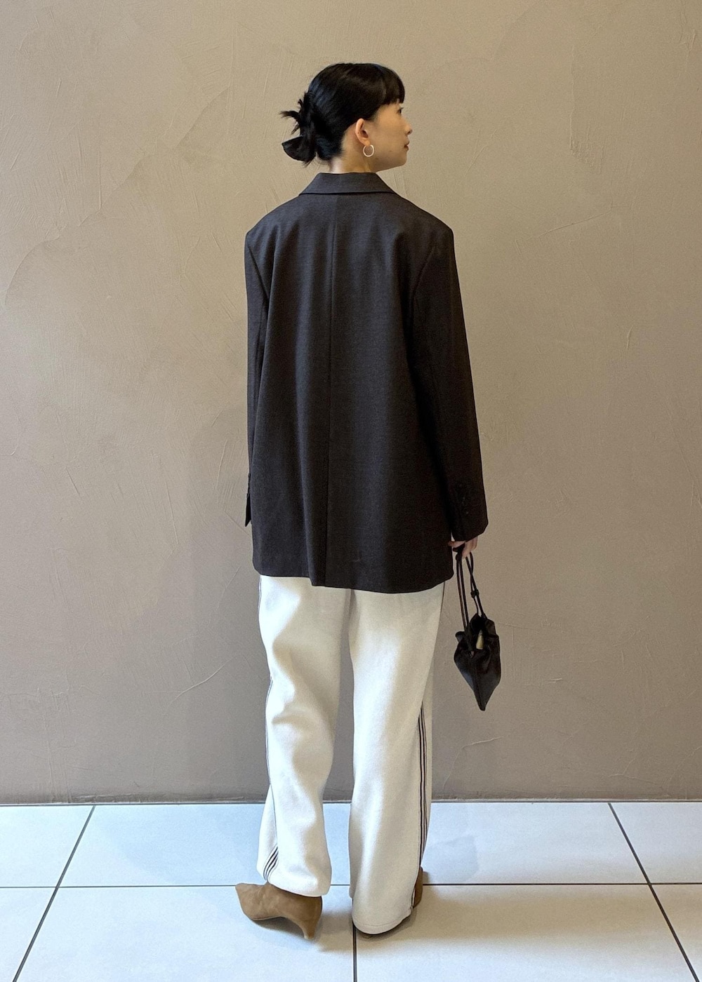 ホワイト系のその他パンツ、ブラウン系のキャミソール、ブラウン系のハンドバッグを着用したレディースの秋コーディネートの3枚目の写真