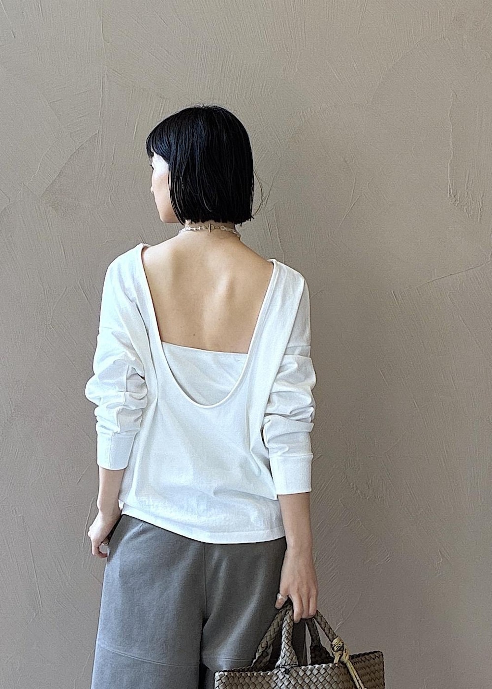 グレー系のトートバッグ、ベージュ系のその他パンツ、ベージュ系のパンプスを着用したレディースの春コーディネートの6枚目の写真