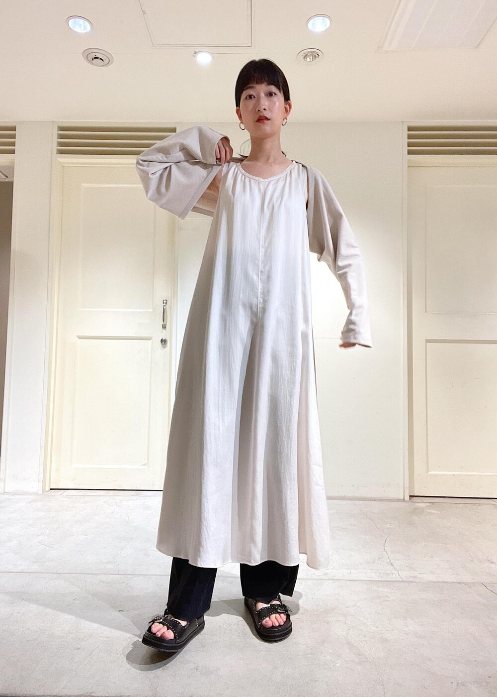 ブラック系のその他パンツ、ブラック系のサンダル、ホワイト系のカーディガン/ボレロを着用したレディースの夏コーディネートの5枚目の写真