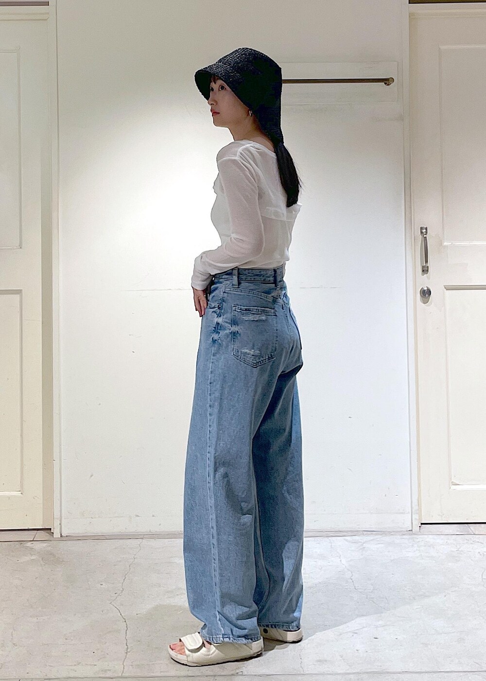 ホワイト系のタンクトップ、ホワイト系のTシャツ/カットソー、レッド系のショルダーバッグを着用したレディースの夏コーディネートの3枚目の写真