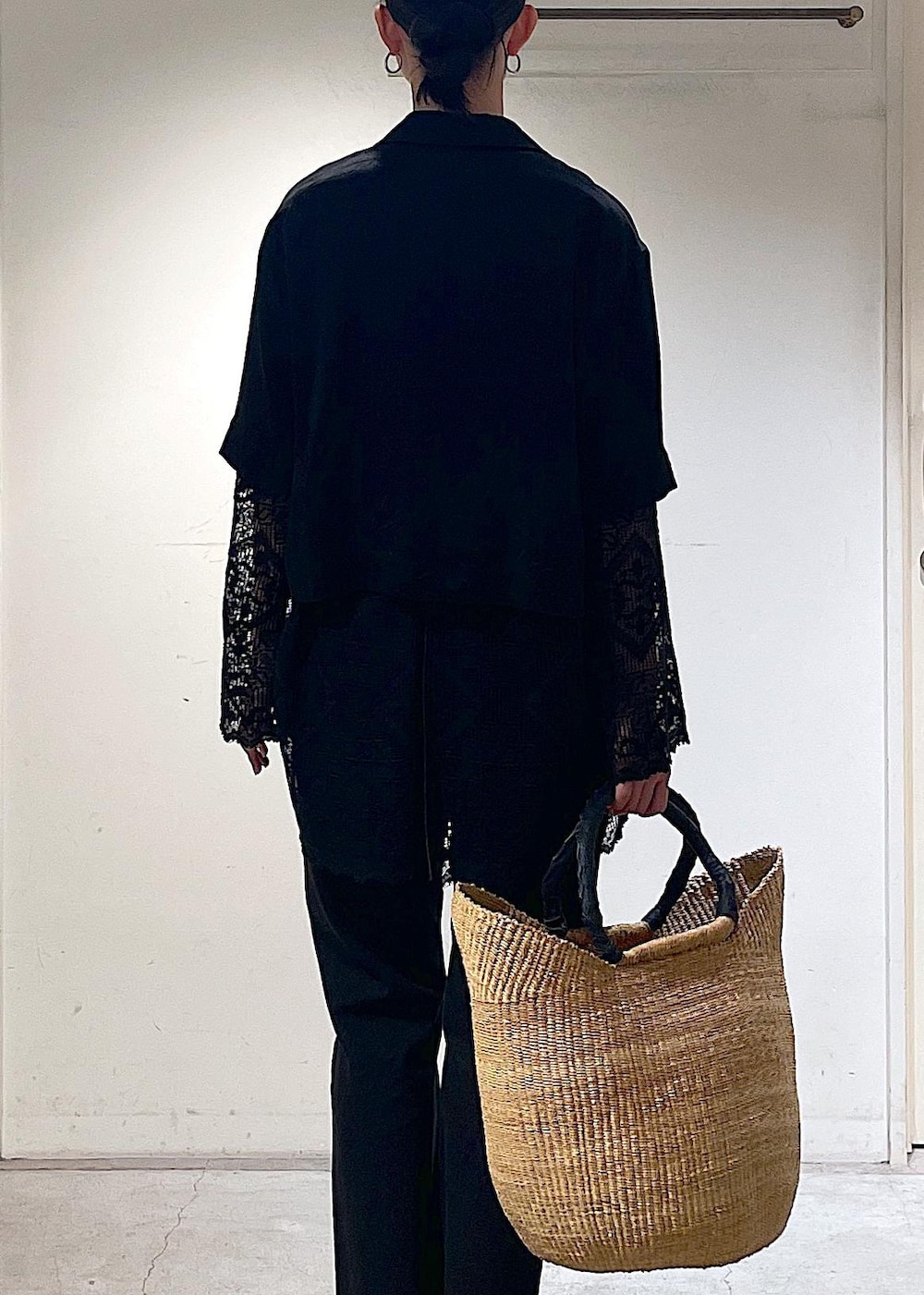 グレー系のデニムパンツ、ブラック系のノーカラージャケット、ブラック系のサンダルを着用したレディースの夏コーディネートの4枚目の写真