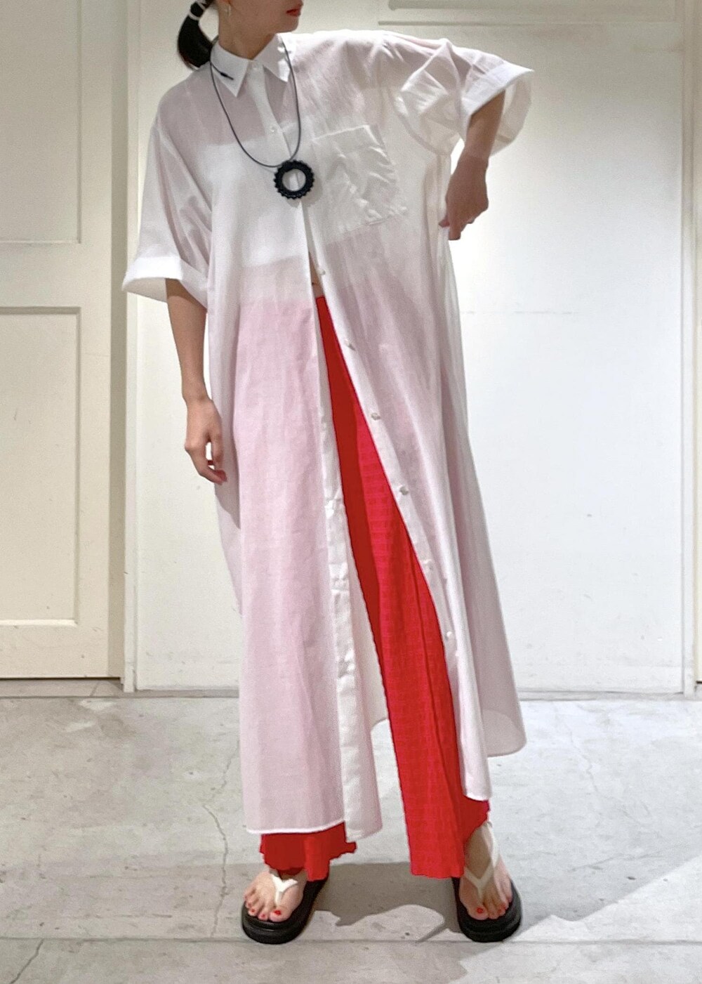 ホワイト系のサンダル、ホワイト系のチューブトップ、ホワイト系のシャツワンピースを着用したレディースの夏コーディネートの4枚目の写真