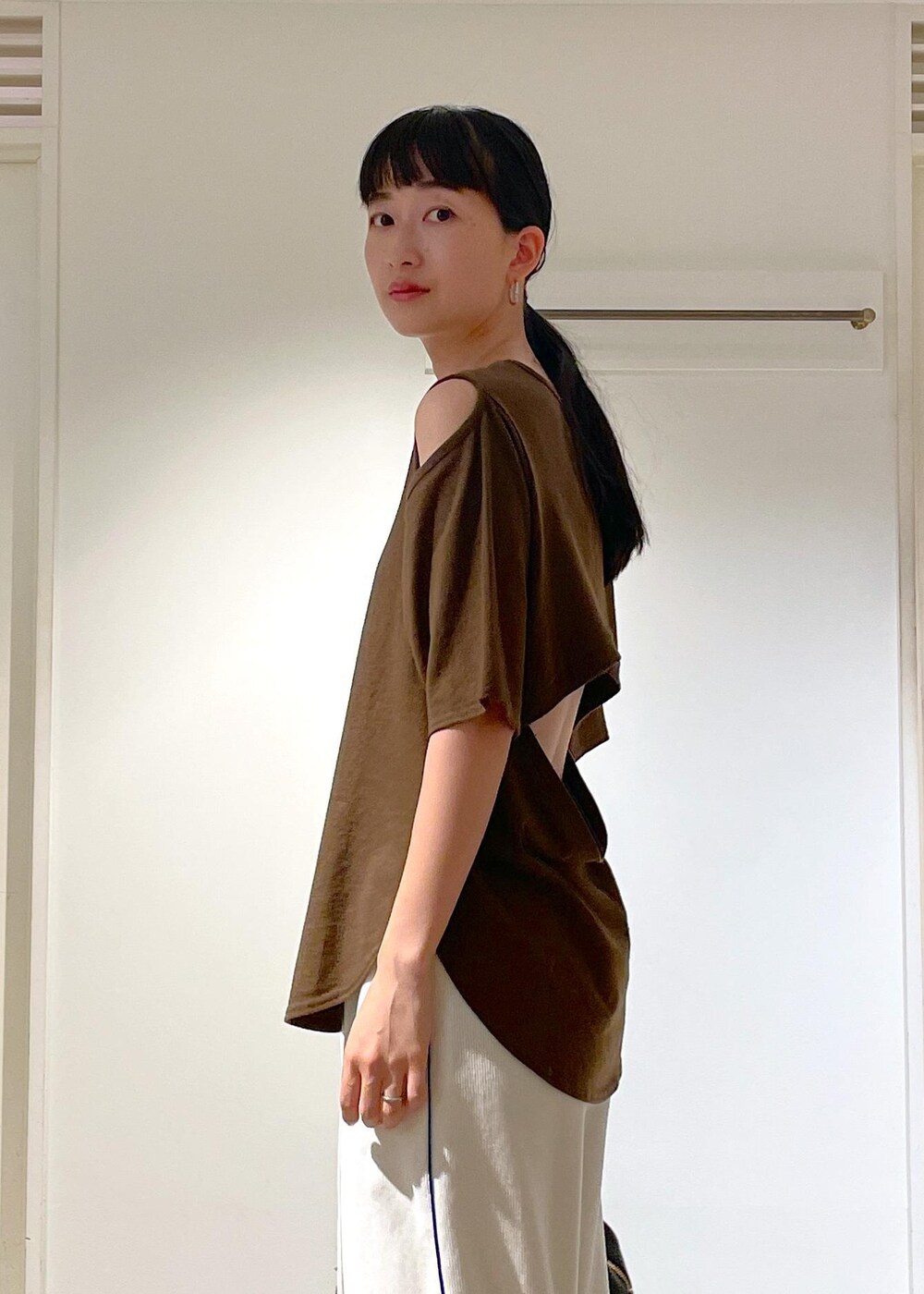 ブラウン系のTシャツ/カットソー、ホワイト系のその他パンツ、ブラック系のボストンバッグを着用したレディースの夏コーディネートの7枚目の写真