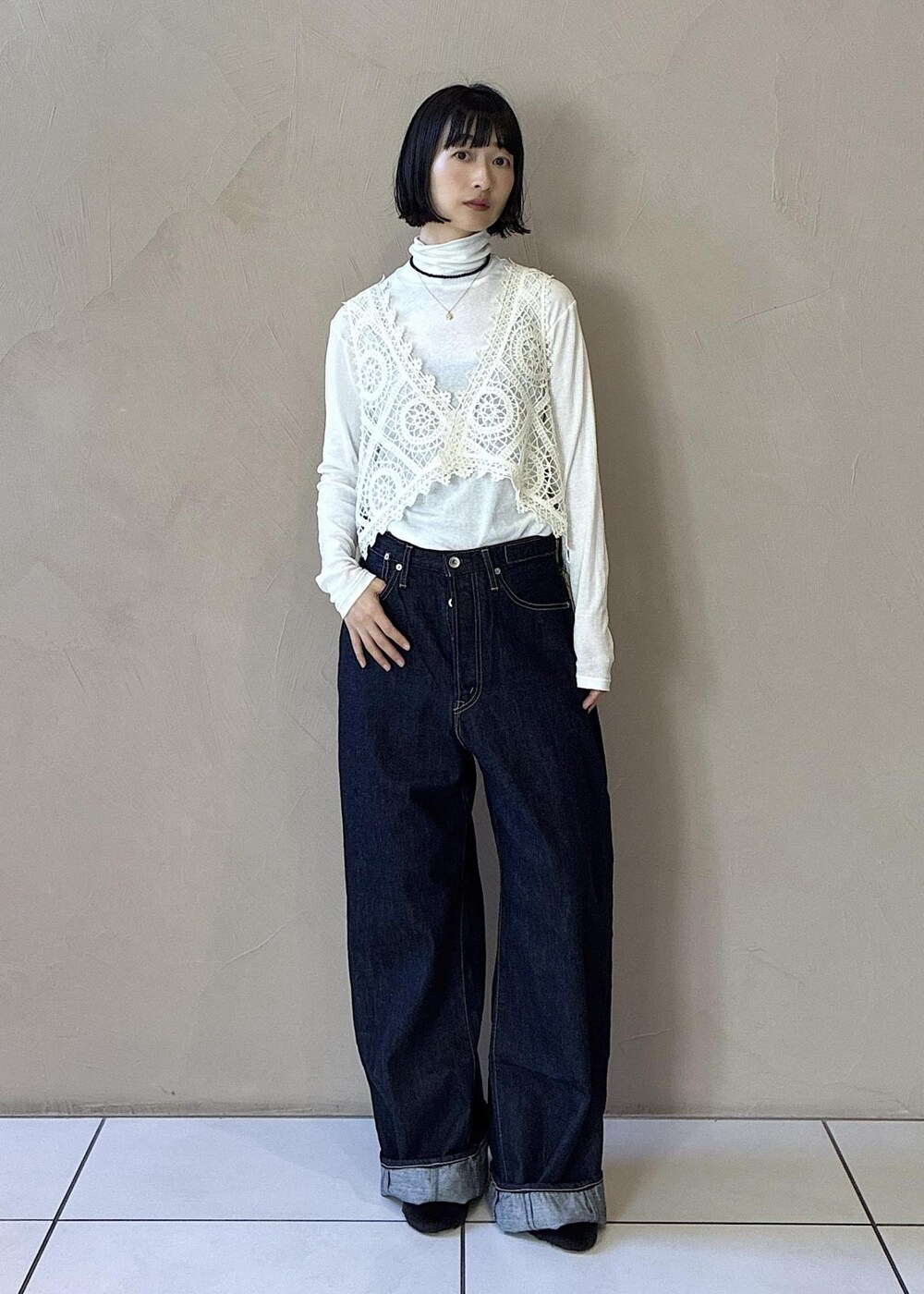 ホワイト系のその他アウター、ホワイト系のチェスターコート、ブラック系のハンドバッグを着用したレディースの秋コーディネートの8枚目の写真