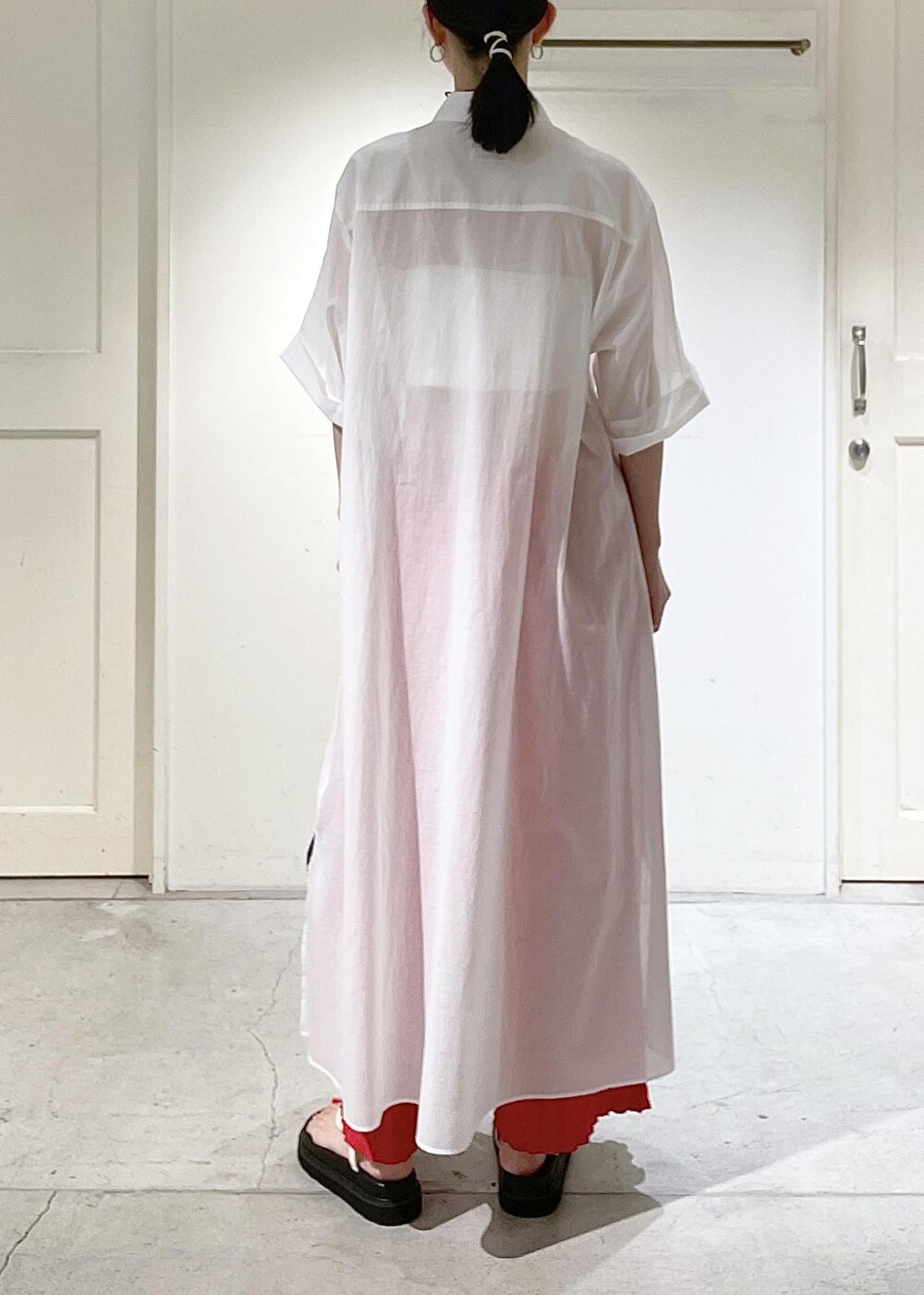 ホワイト系のサンダル、ホワイト系のチューブトップ、ホワイト系のシャツワンピースを着用したレディースの夏コーディネートの6枚目の写真