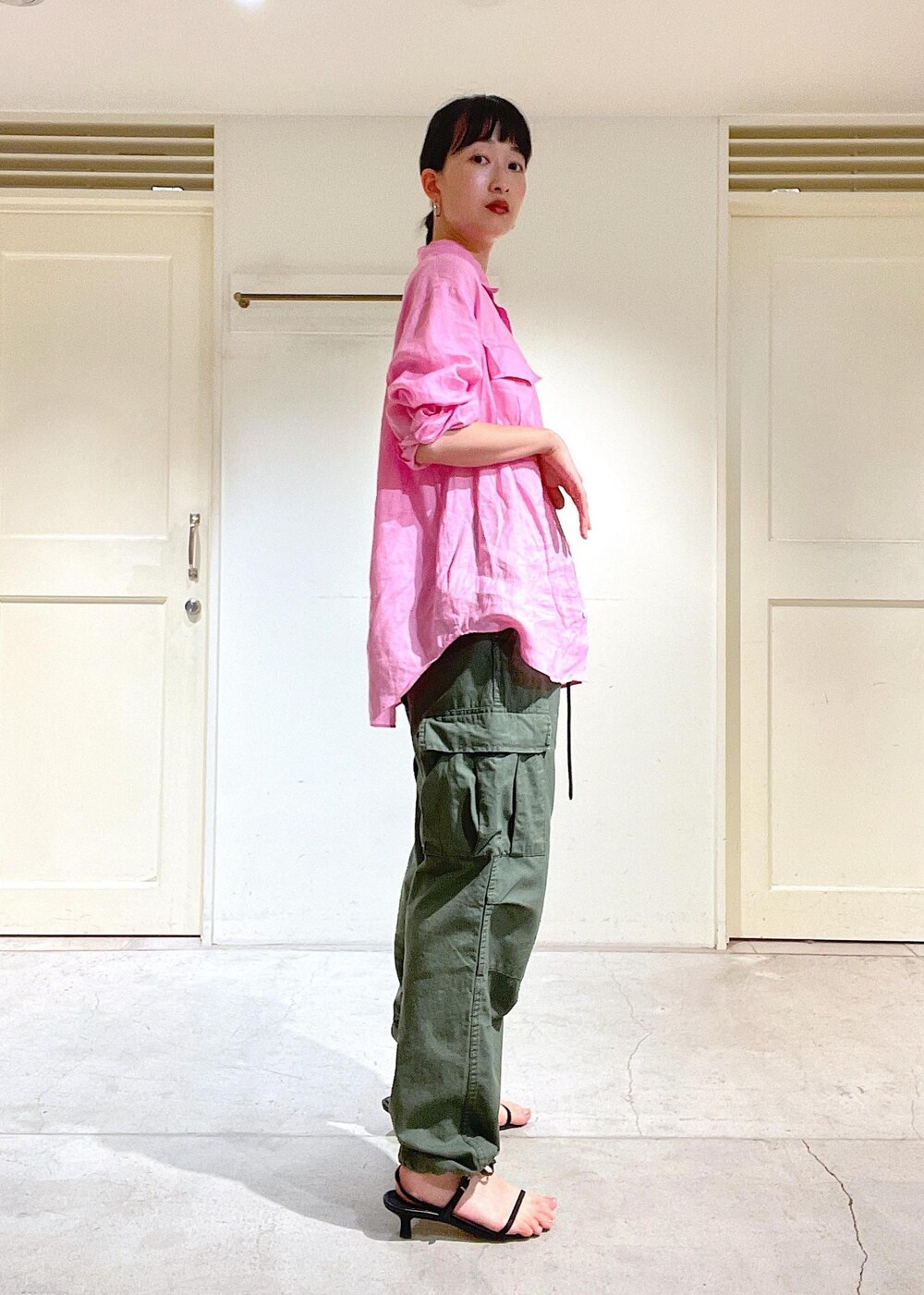 ブラック系のサンダル、グリーン系のカーゴパンツ、ピンク系のシャツ/ブラウスを着用したレディースの夏コーディネートの3枚目の写真