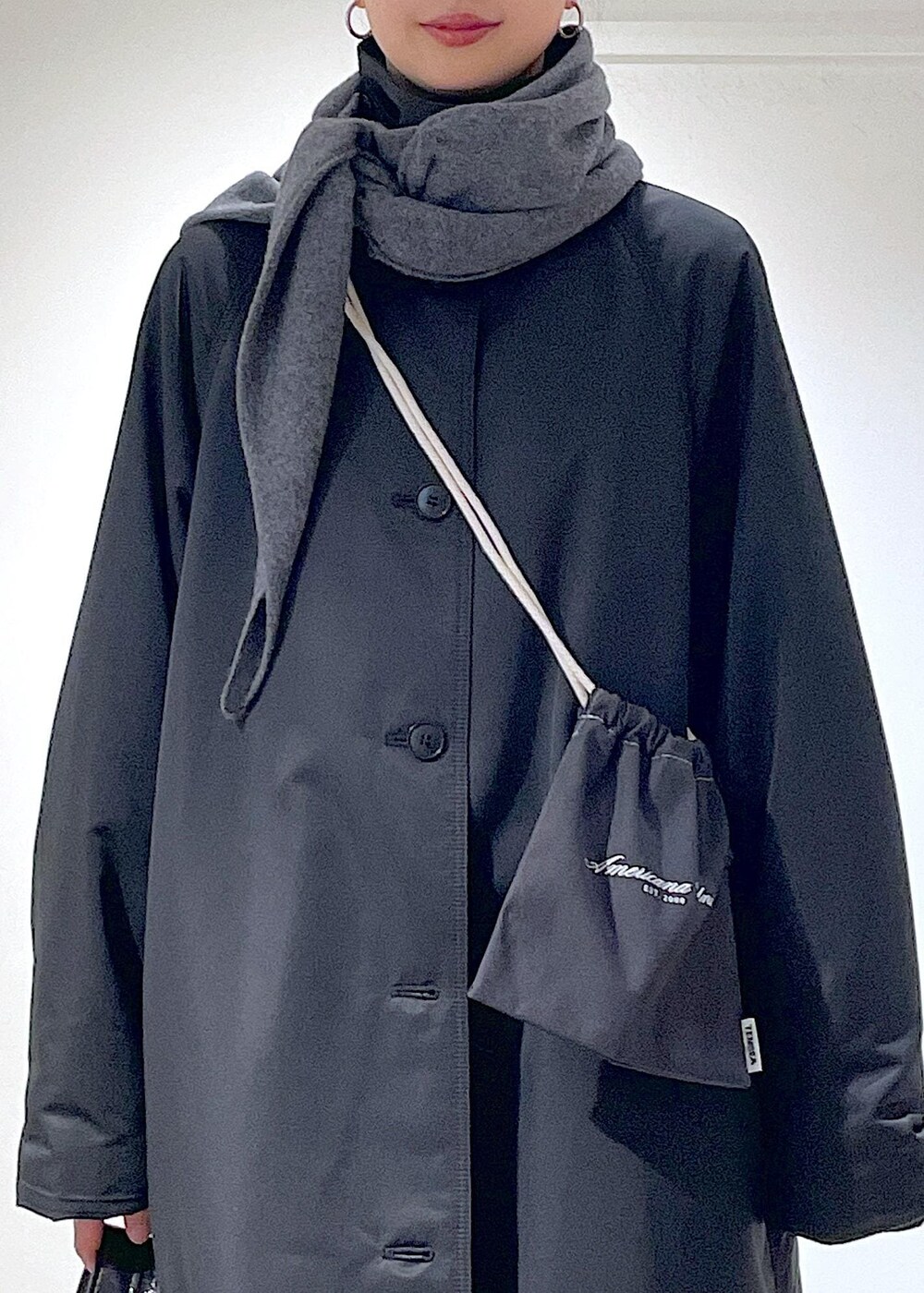 「Americana、シンダウン、THINDOWN、イタリア、イージーパンツ、カシミアストール、カシミア、ショートブーツ、チェルシーブーツ、TEMBEA、カーキ、ブラック、REMME、Wコート_pickup、初秋コーデ」｜「REMMEの【REMME（レメ）】クラシックチェルシーブーツ（ブーツ、ブラック系）」を使った、fukaさん（レディース・165cm）の秋コーディネートの8枚目の写真