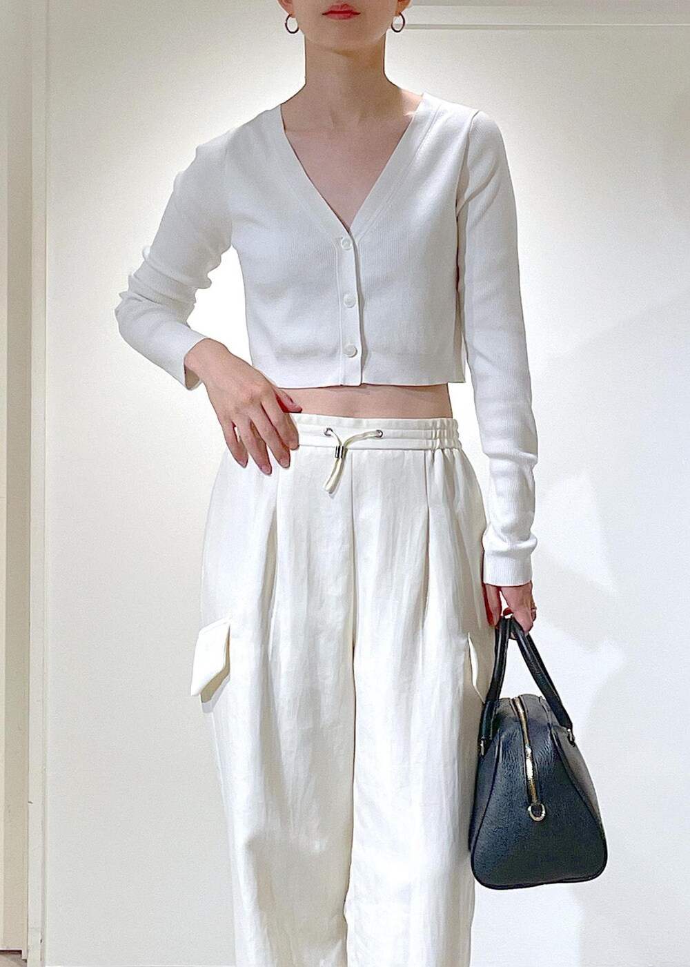 ホワイト系のキャミソール、ホワイト系のカーディガン/ボレロ、ホワイト系のカーゴパンツを着用したレディースの夏コーディネートの4枚目の写真