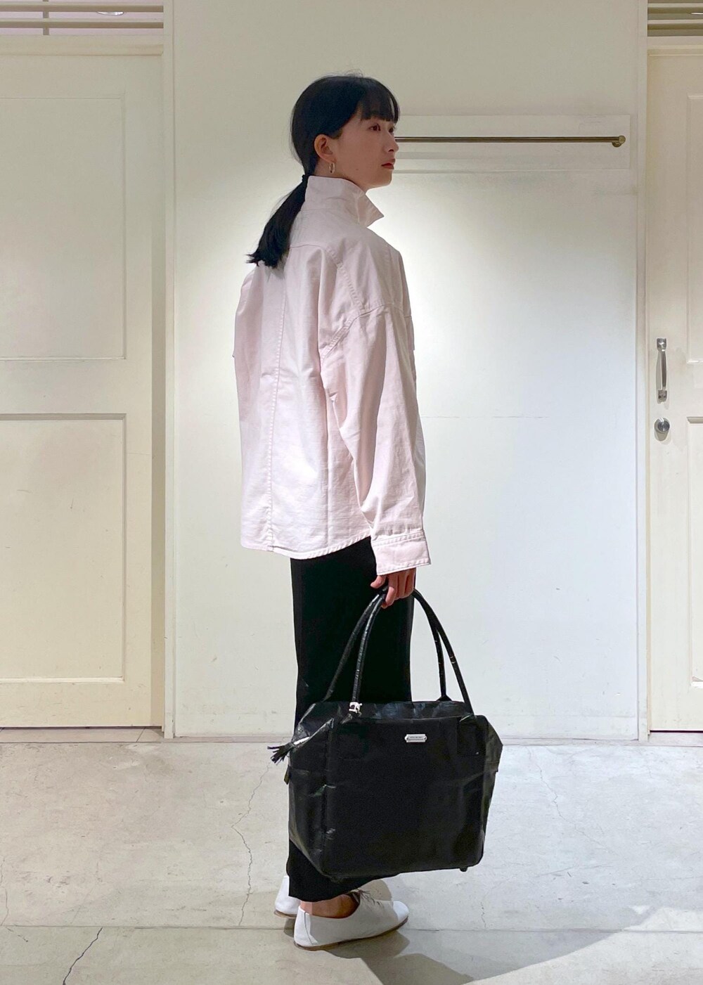 ホワイト系のその他シューズ、ブラック系のスカートを着用したレディースの冬コーディネートの4枚目の写真