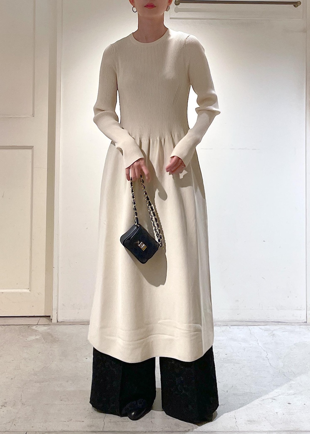 ブラック系のショルダーバッグ、ブラック系のブーツ、ブラック系のその他パンツを着用したレディースの冬コーディネートの4枚目の写真