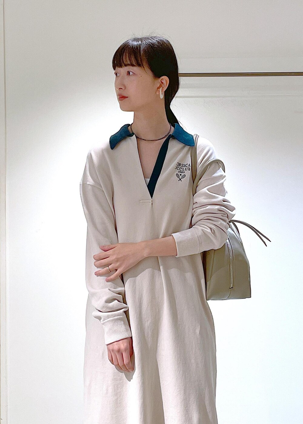 ホワイト系のその他シューズ、ベージュ系のスラックス、ホワイト系のチューブトップを着用したレディースの冬コーディネートの6枚目の写真