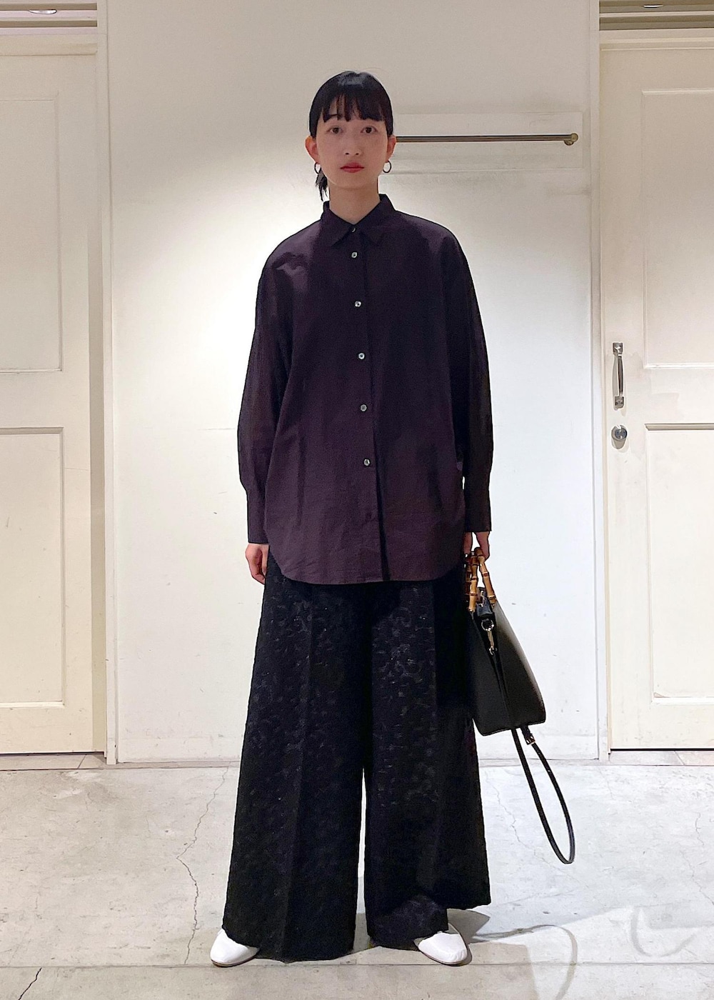 ブラウン系のシャツ/ブラウス、ブラック系のベスト、ブラック系のその他パンツを着用したレディースの冬コーディネートの10枚目の写真