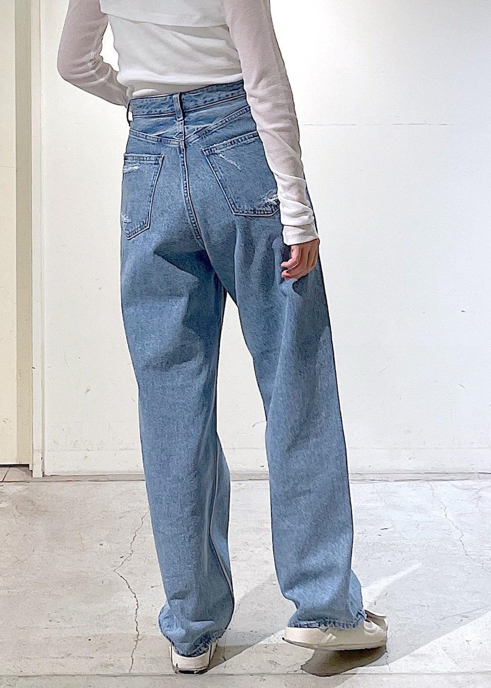 ホワイト系のタンクトップ、ホワイト系のTシャツ/カットソー、レッド系のショルダーバッグを着用したレディースの夏コーディネートの5枚目の写真