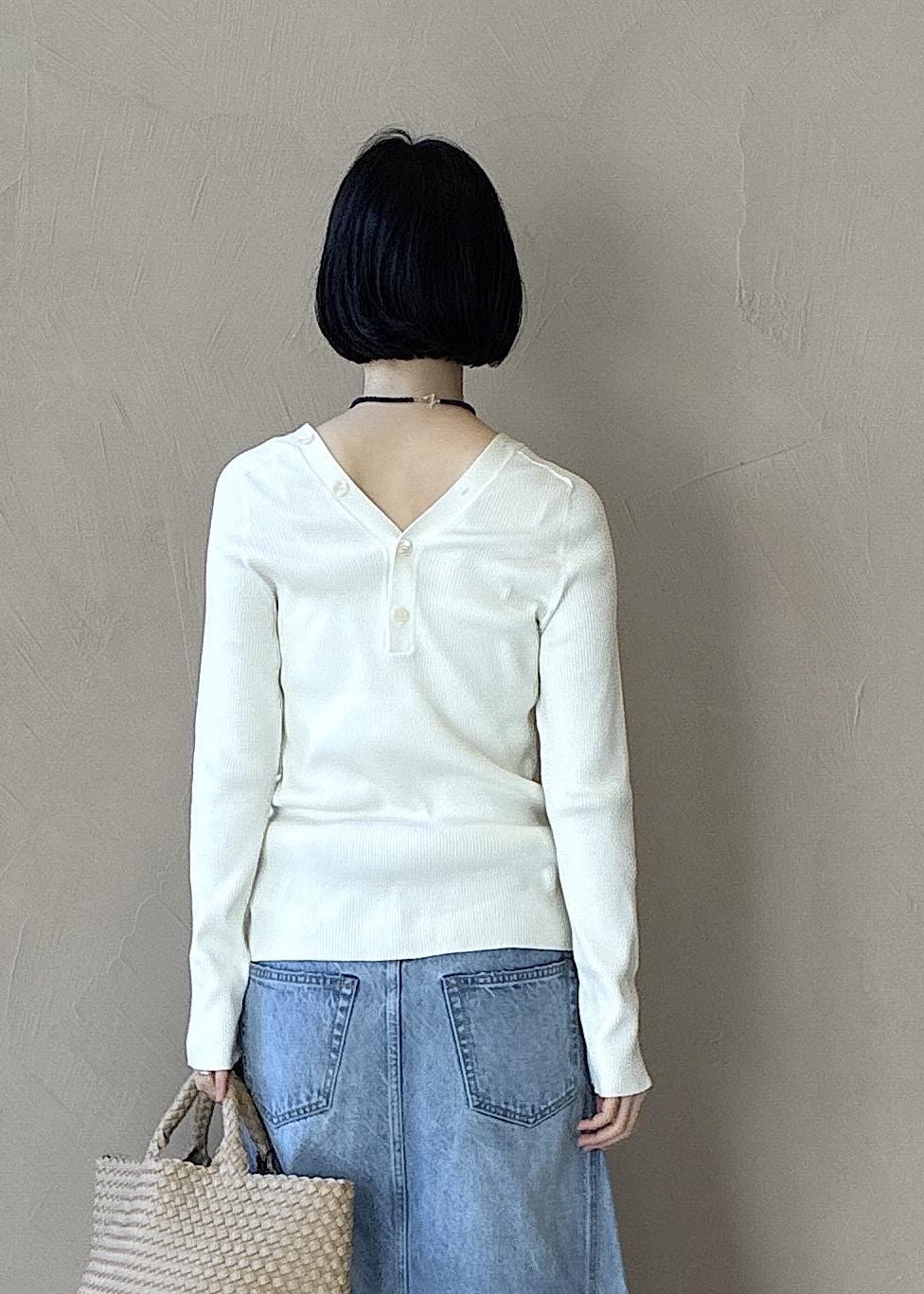 ホワイト系のカーディガン/ボレロ、イエロー系のスニーカー、ブルー系のデニムスカートを着用したレディースの春コーディネートの9枚目の写真