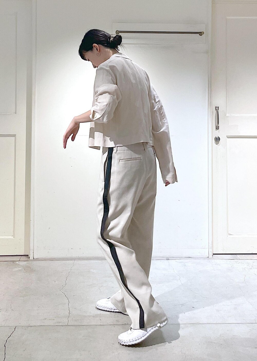 ホワイト系のキャミソール、ホワイト系のテーラードジャケットを着用したレディースの春コーディネートの4枚目の写真