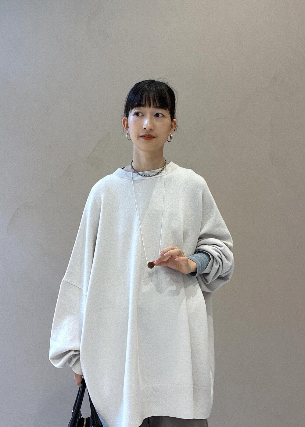 ブラウン系のその他パンツ、ブラック系のショルダーバッグ、ブラック系のその他シューズを着用したレディースの秋コーディネートの5枚目の写真