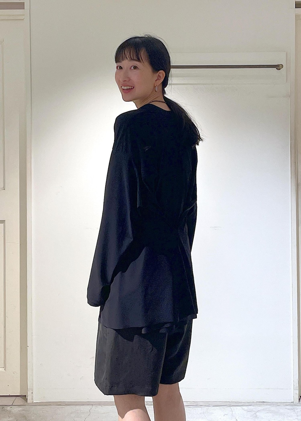 ホワイト系のチューブトップ、ブラック系のその他パンツ、ブラック系のサンダルを着用したレディースの春コーディネートの7枚目の写真