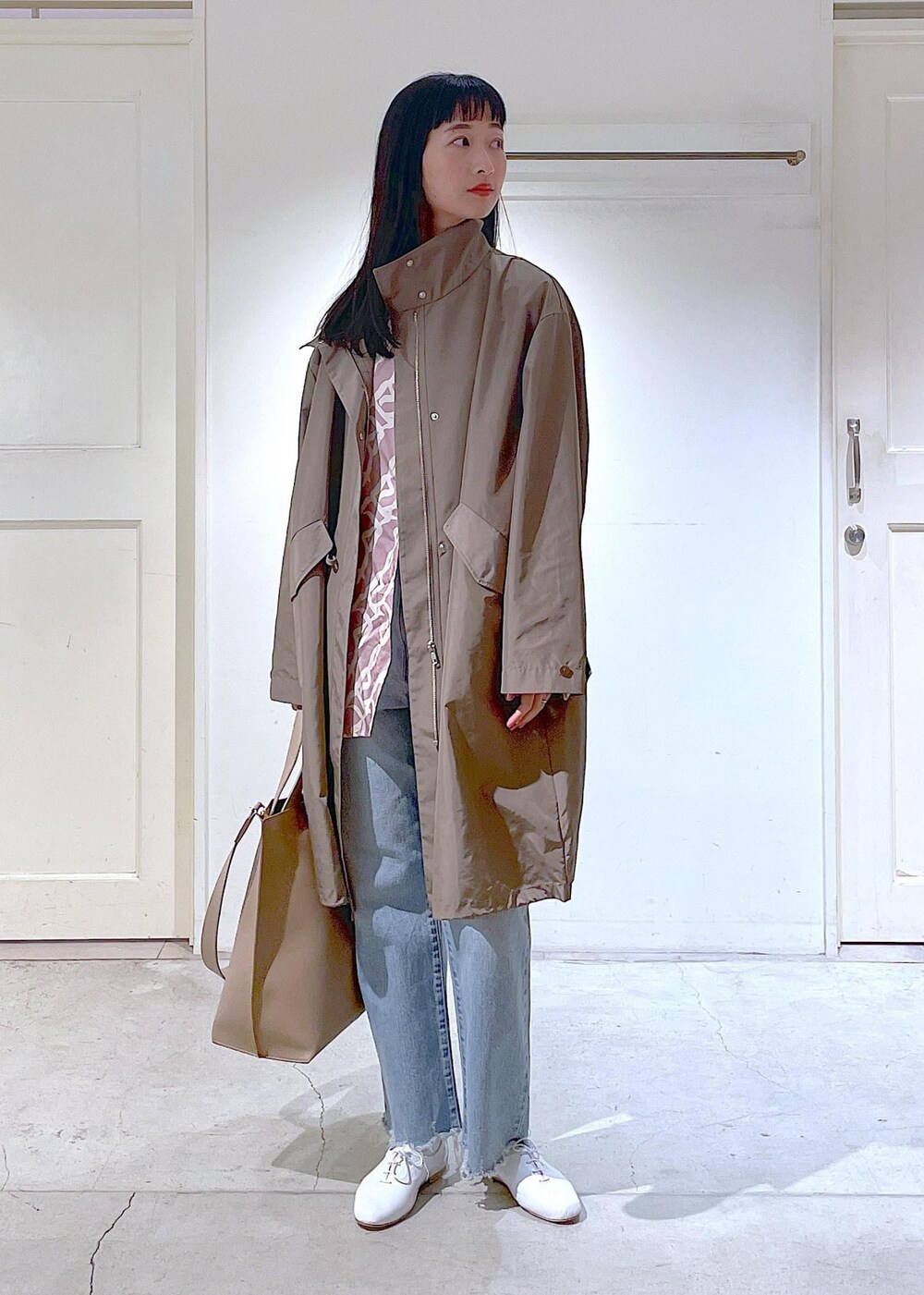 ホワイト系のその他シューズ、ベージュ系のトートバッグ、イエロー系のシャツ/ブラウスを着用したレディースの春コーディネートの2枚目の写真