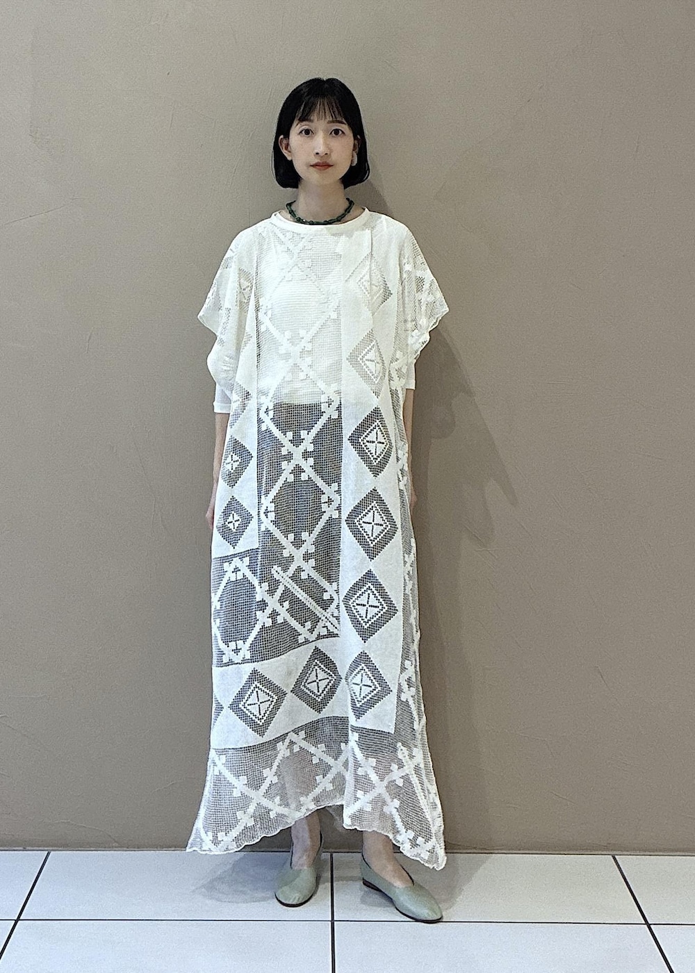 ホワイト系のTシャツ/カットソー、ベージュ系のその他パンツ、グリーン系のパンプスを着用したレディースの春コーディネートの2枚目の写真