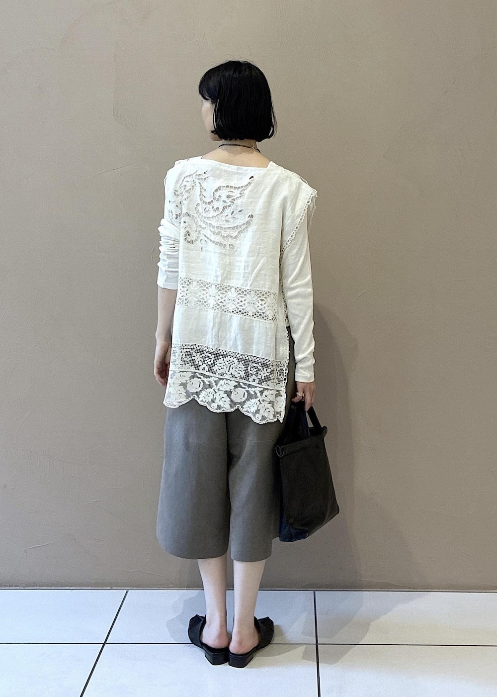 ホワイト系のTシャツ/カットソー、ブラック系のその他シューズ、ベージュ系のその他パンツを着用したレディースの春コーディネートの4枚目の写真