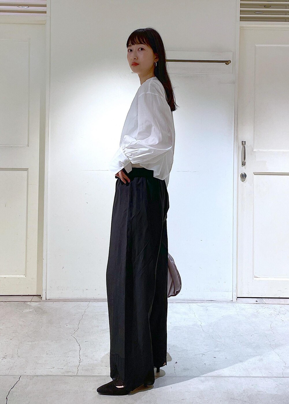 ホワイト系のシャツ/ブラウス、ブラック系のその他パンツ、ホワイト系のTシャツ/カットソーを着用したレディースの冬コーディネートの6枚目の写真