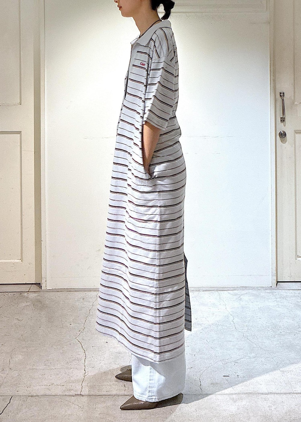 ブルー系のデニムパンツ、グリーン系のパンプス、ブルー系のワンピースを着用したレディースの夏コーディネートの6枚目の写真