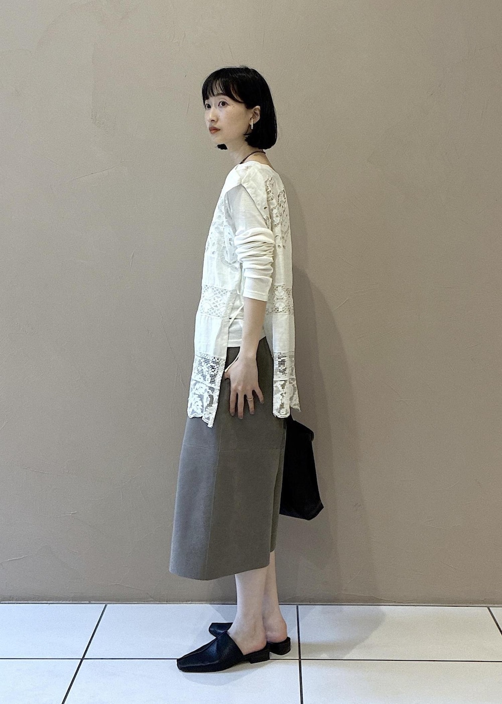 ホワイト系のTシャツ/カットソー、ブラック系のその他シューズ、ベージュ系のその他パンツを着用したレディースの春コーディネートの5枚目の写真