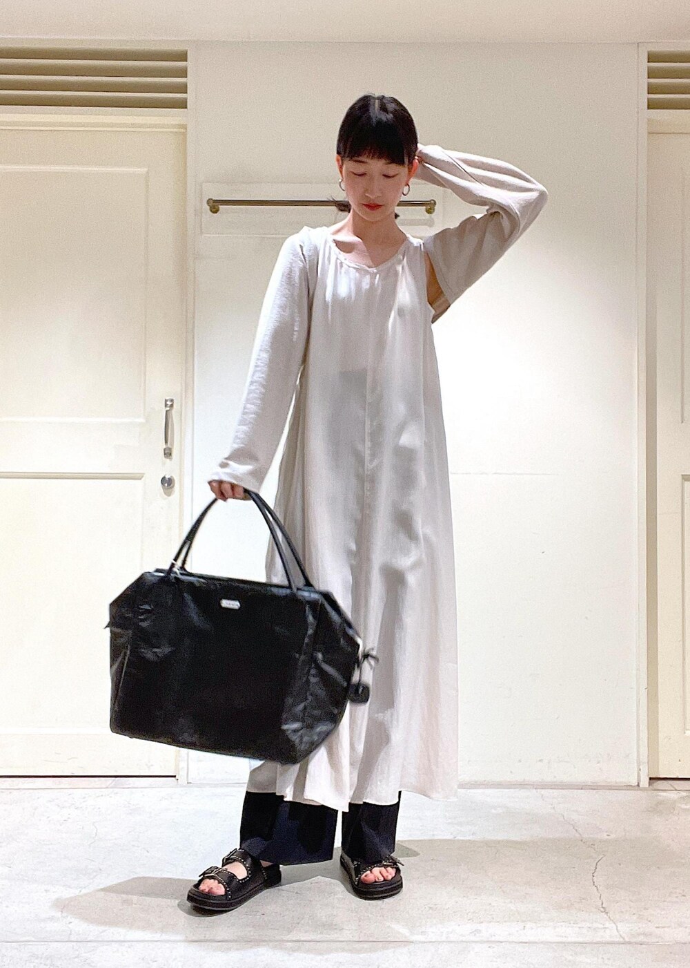 ブラック系のその他パンツ、ブラック系のサンダル、ホワイト系のカーディガン/ボレロを着用したレディースの夏コーディネートの2枚目の写真