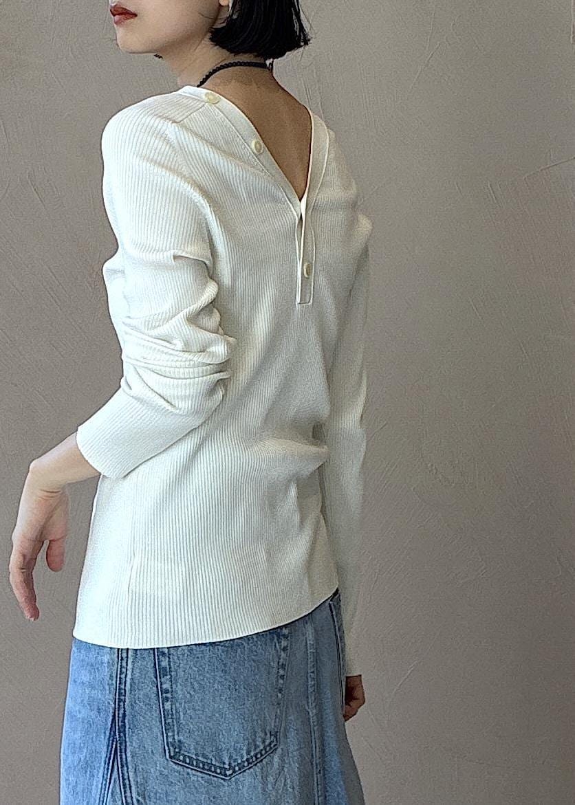 ホワイト系のカーディガン/ボレロ、イエロー系のスニーカー、ブルー系のデニムスカートを着用したレディースの春コーディネートの7枚目の写真