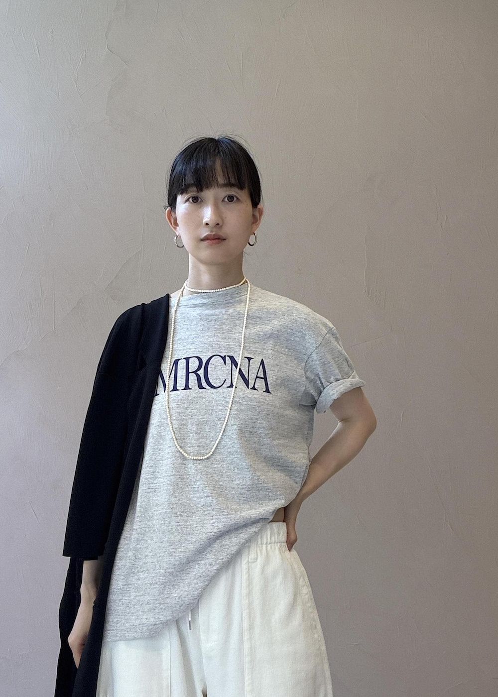 グレー系のTシャツ/カットソー、シルバー系のサンダル、ブラック系のテーラードジャケットを着用したレディースの夏コーディネートの5枚目の写真