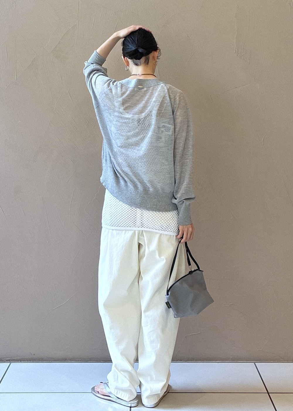 シルバー系のサンダル、グレー系のカーディガン/ボレロ、ホワイト系のその他パンツを着用したレディースの夏コーディネートの4枚目の写真