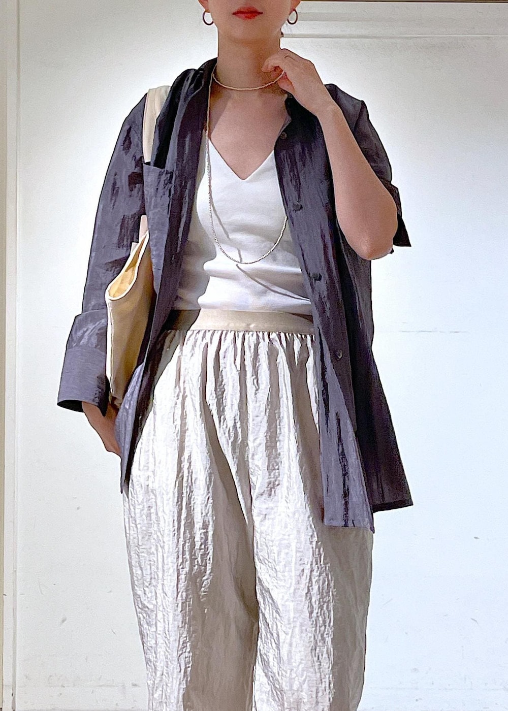 ホワイト系のスニーカー、グレー系のシャツ/ブラウス、グレー系のその他パンツを着用したレディースの冬コーディネートの6枚目の写真