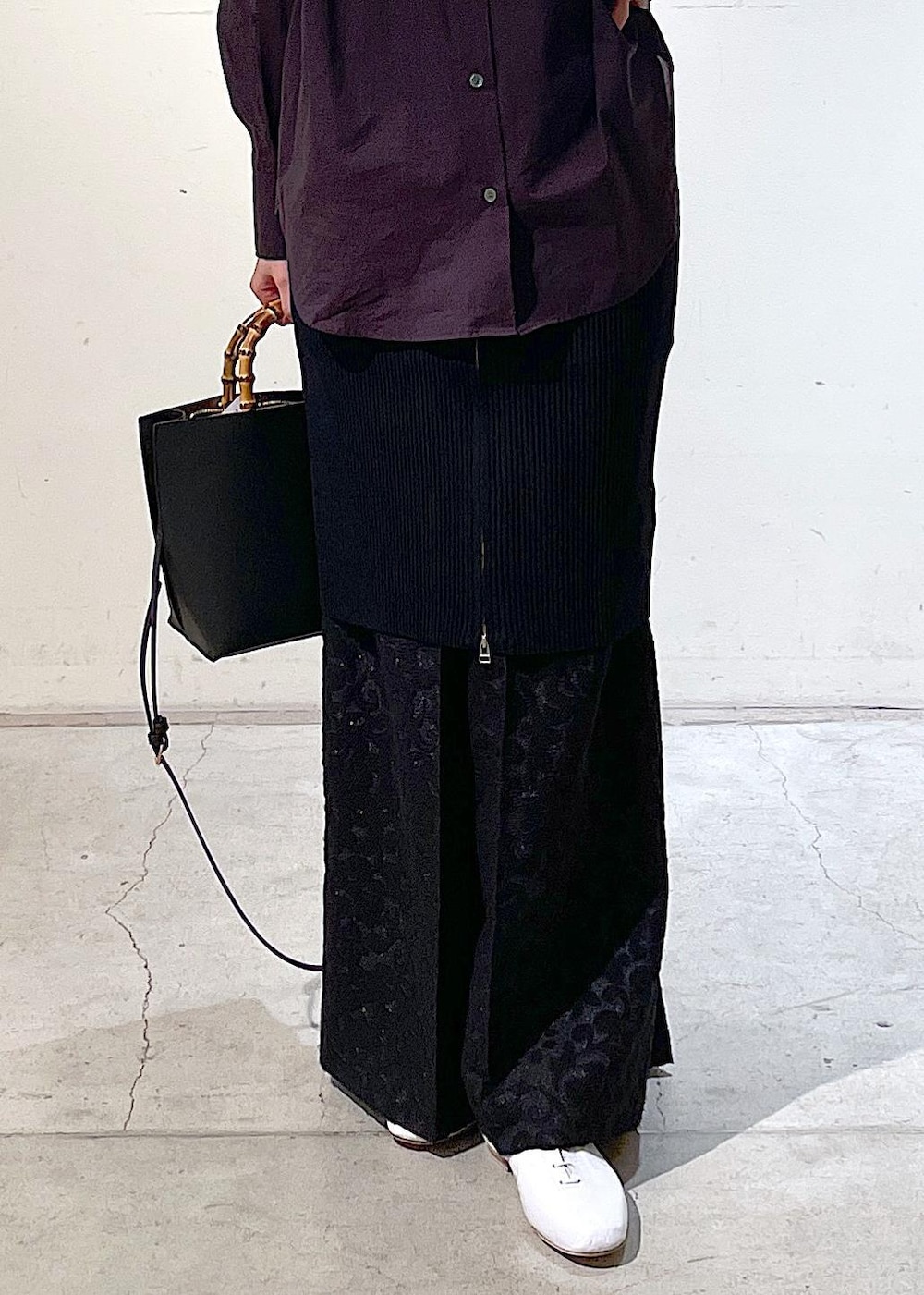 ブラウン系のシャツ/ブラウス、ブラック系のベスト、ブラック系のその他パンツを着用したレディースの冬コーディネートの9枚目の写真