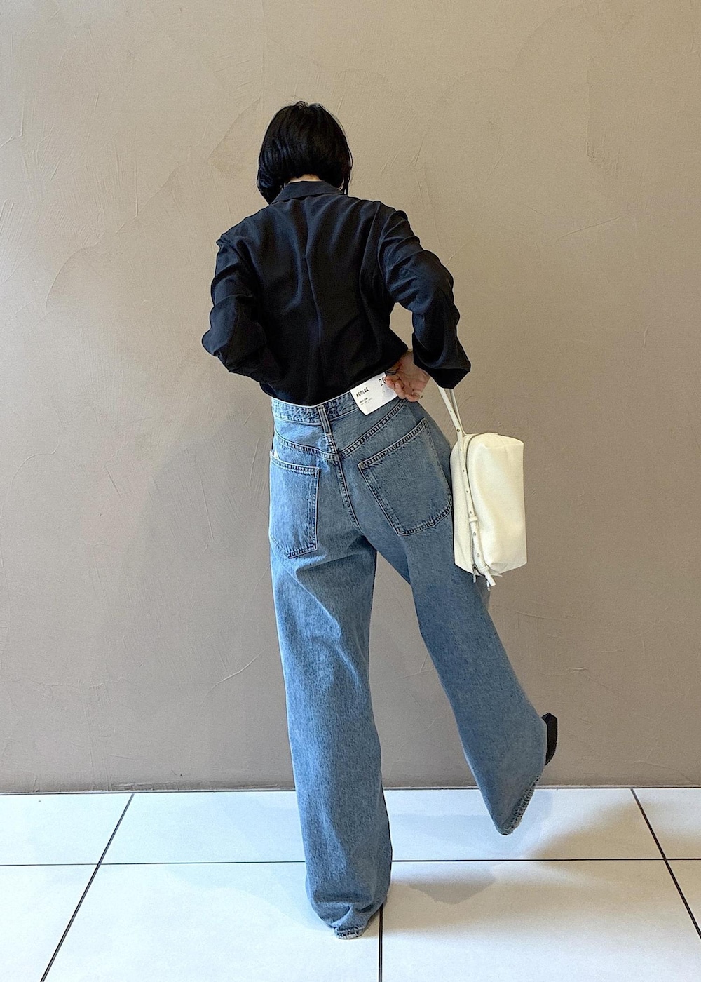 ブラック系のその他シューズ、ホワイト系のショルダーバッグ、ブラック系のテーラードジャケットを着用したレディースの春コーディネートの5枚目の写真