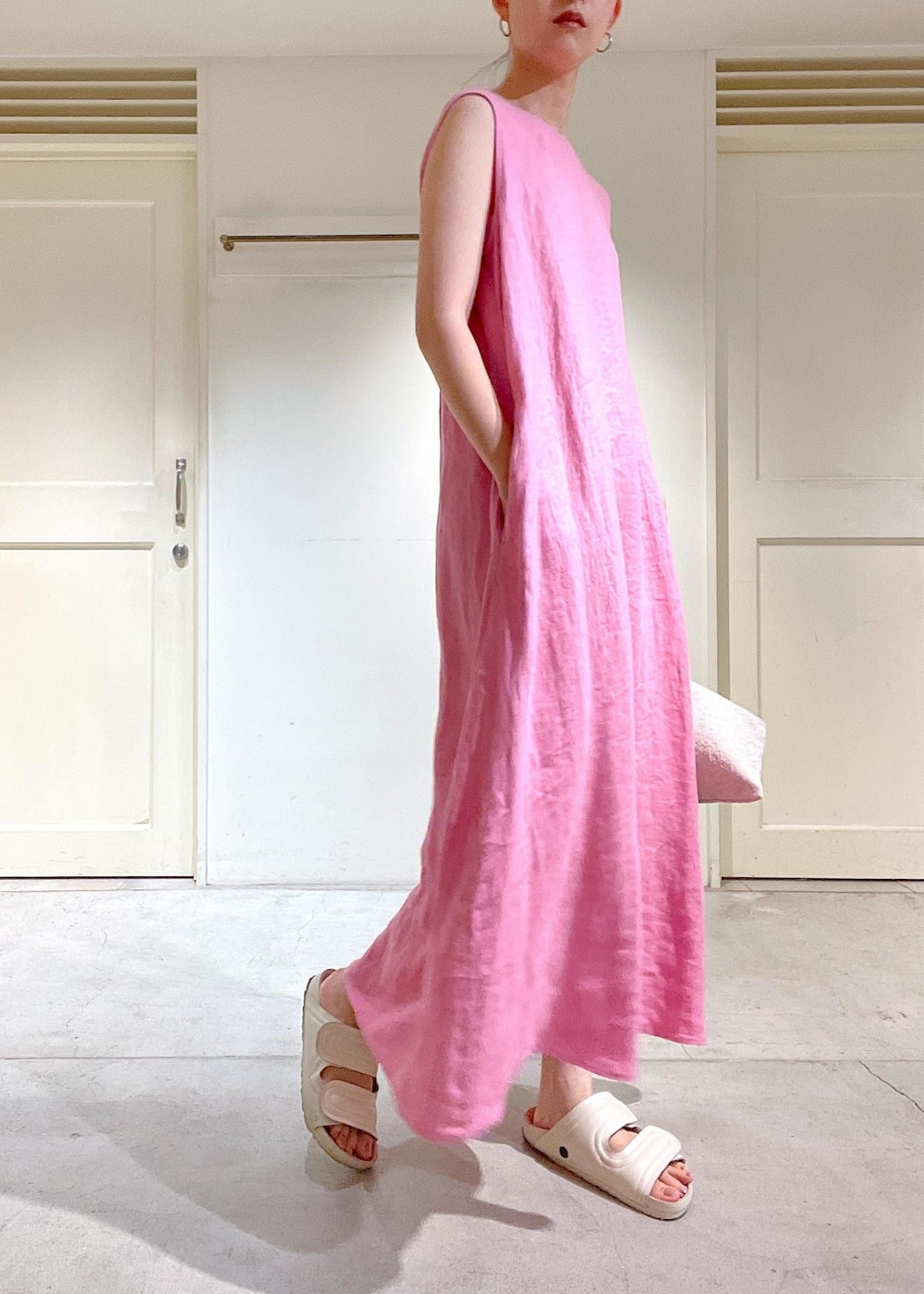 ピンク系のワンピースを着用したレディースの夏コーディネートの4枚目の写真