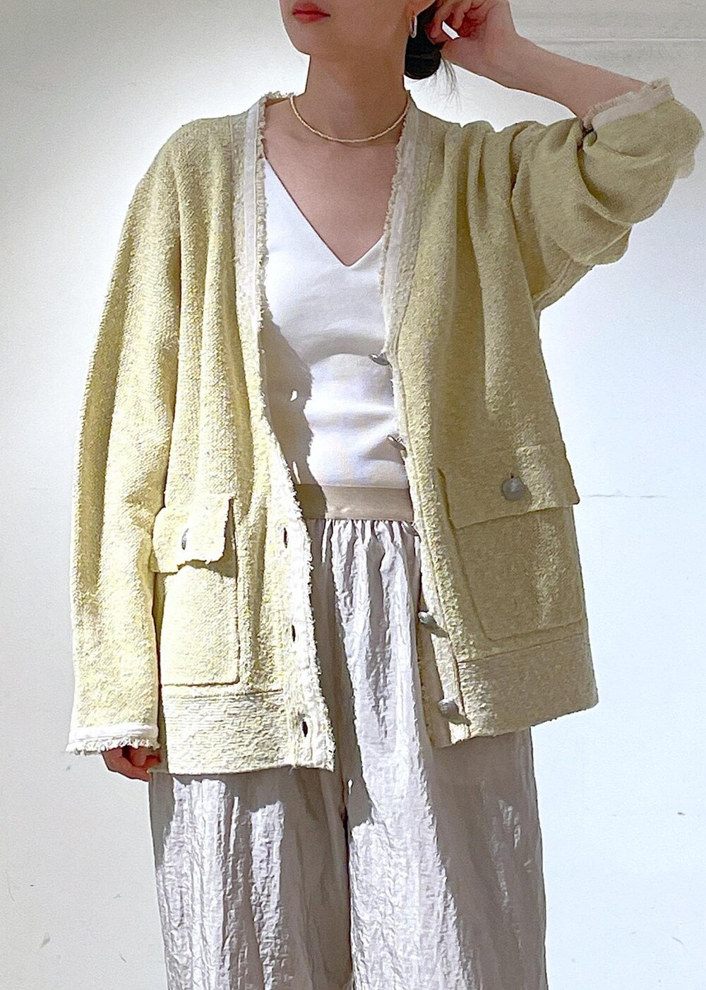 ホワイト系のその他シューズ、グレー系のその他パンツ、グレー系のトートバッグを着用したレディースの冬コーディネートの5枚目の写真