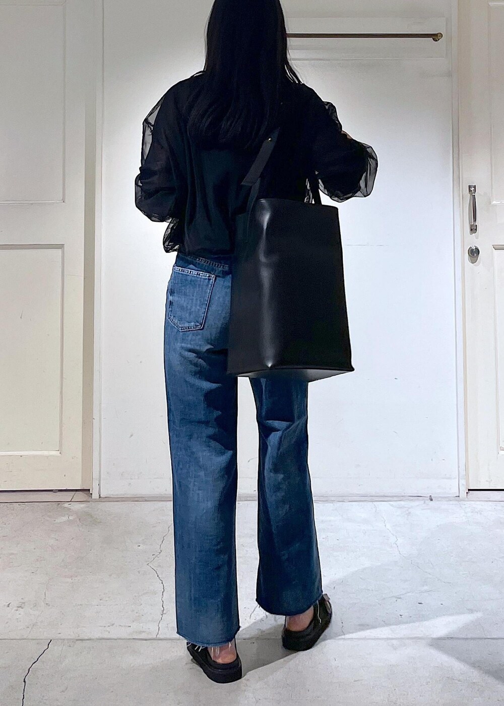 ブラック系のサンダル、ブラック系のトートバッグ、ブラック系のTシャツ/カットソーを着用したレディースの春コーディネートの5枚目の写真