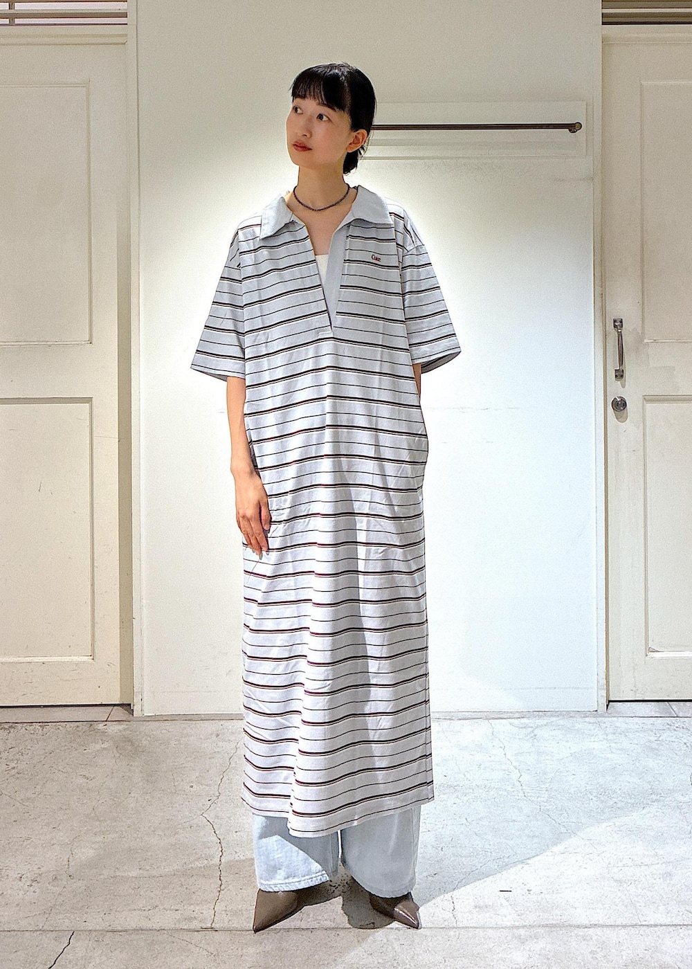 ブルー系のデニムパンツ、グリーン系のパンプス、ブルー系のワンピースを着用したレディースの夏コーディネートの2枚目の写真