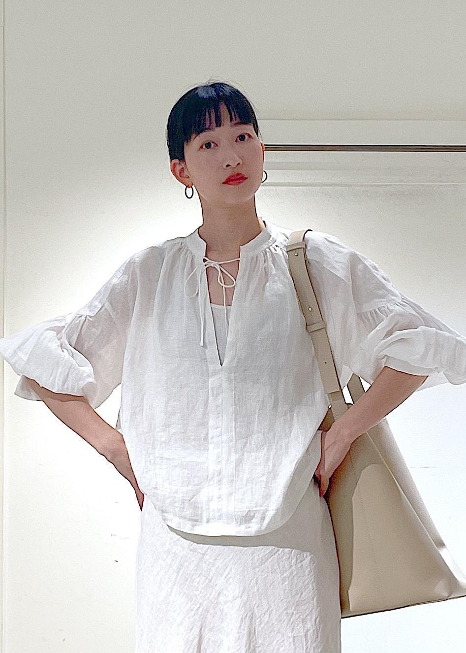 ホワイト系のその他シューズ、ホワイト系のシャツ/ブラウス、ベージュ系のトートバッグを着用したレディースの春コーディネートの9枚目の写真