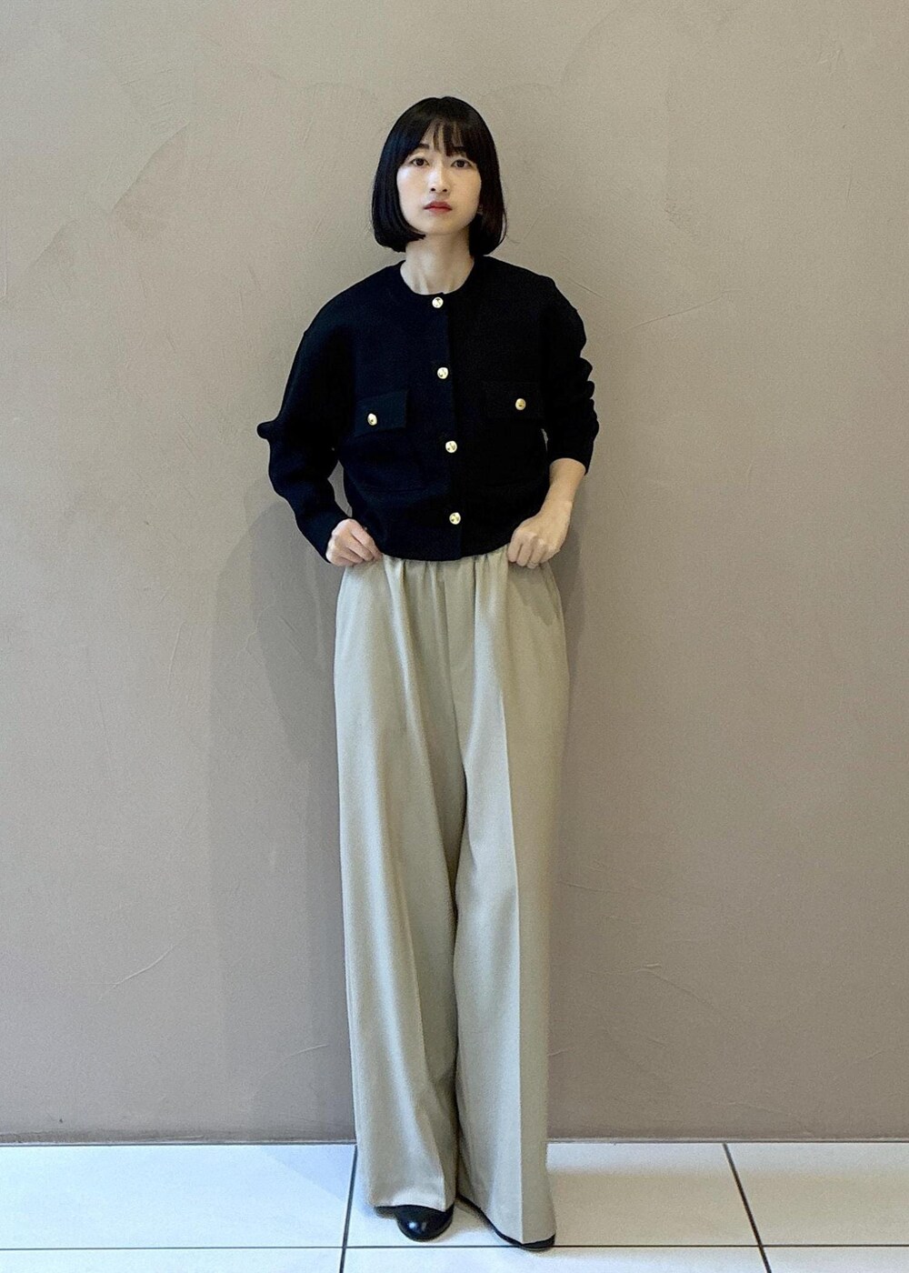ブラック系のカーディガン/ボレロ、ベージュ系のその他パンツ、ブラック系のその他シューズを着用したレディースの冬コーディネートの6枚目の写真