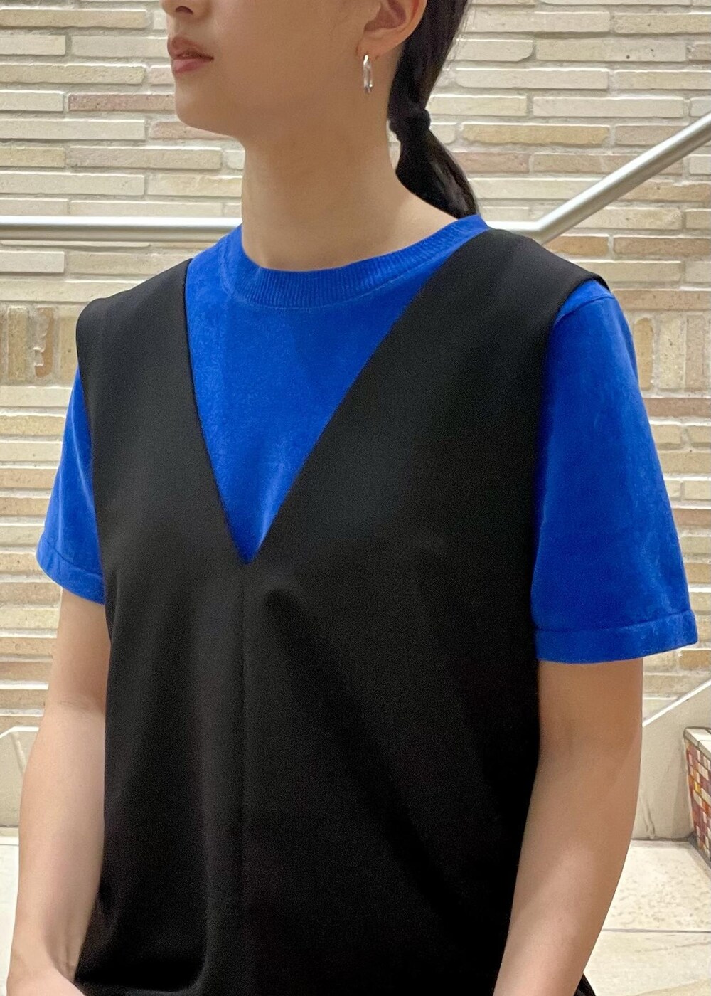 ブラック系のサンダル、ブラック系のつなぎ/オールインワン、ブルー系のTシャツ/カットソーを着用したレディースの春コーディネートの7枚目の写真