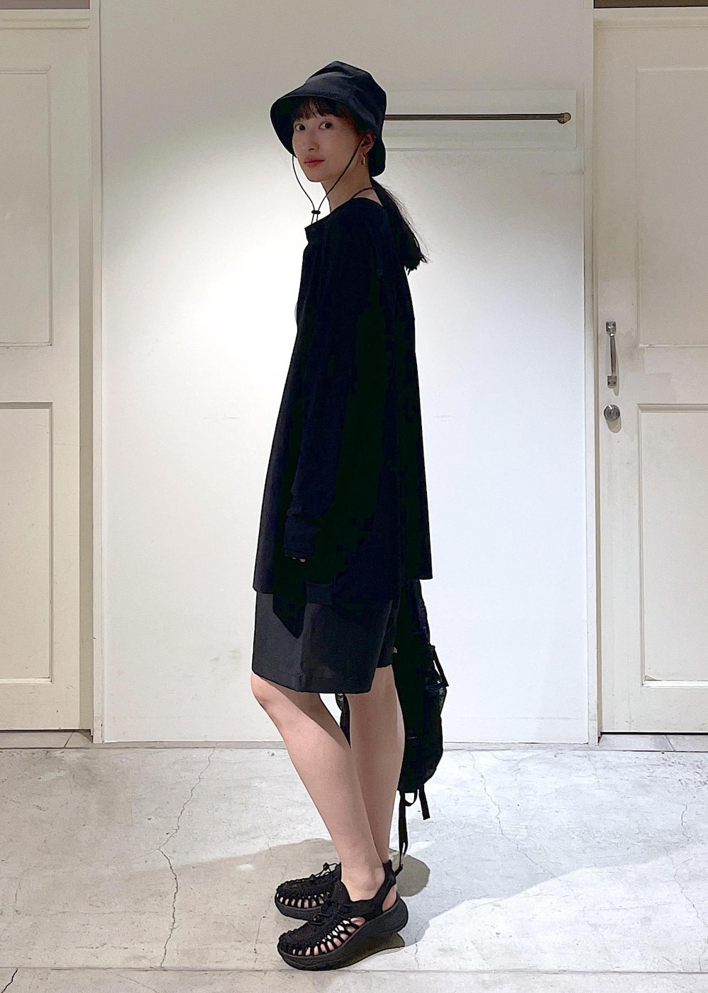 ホワイト系のチューブトップ、ブラック系のその他パンツ、ブラック系のサンダルを着用したレディースの春コーディネートの3枚目の写真