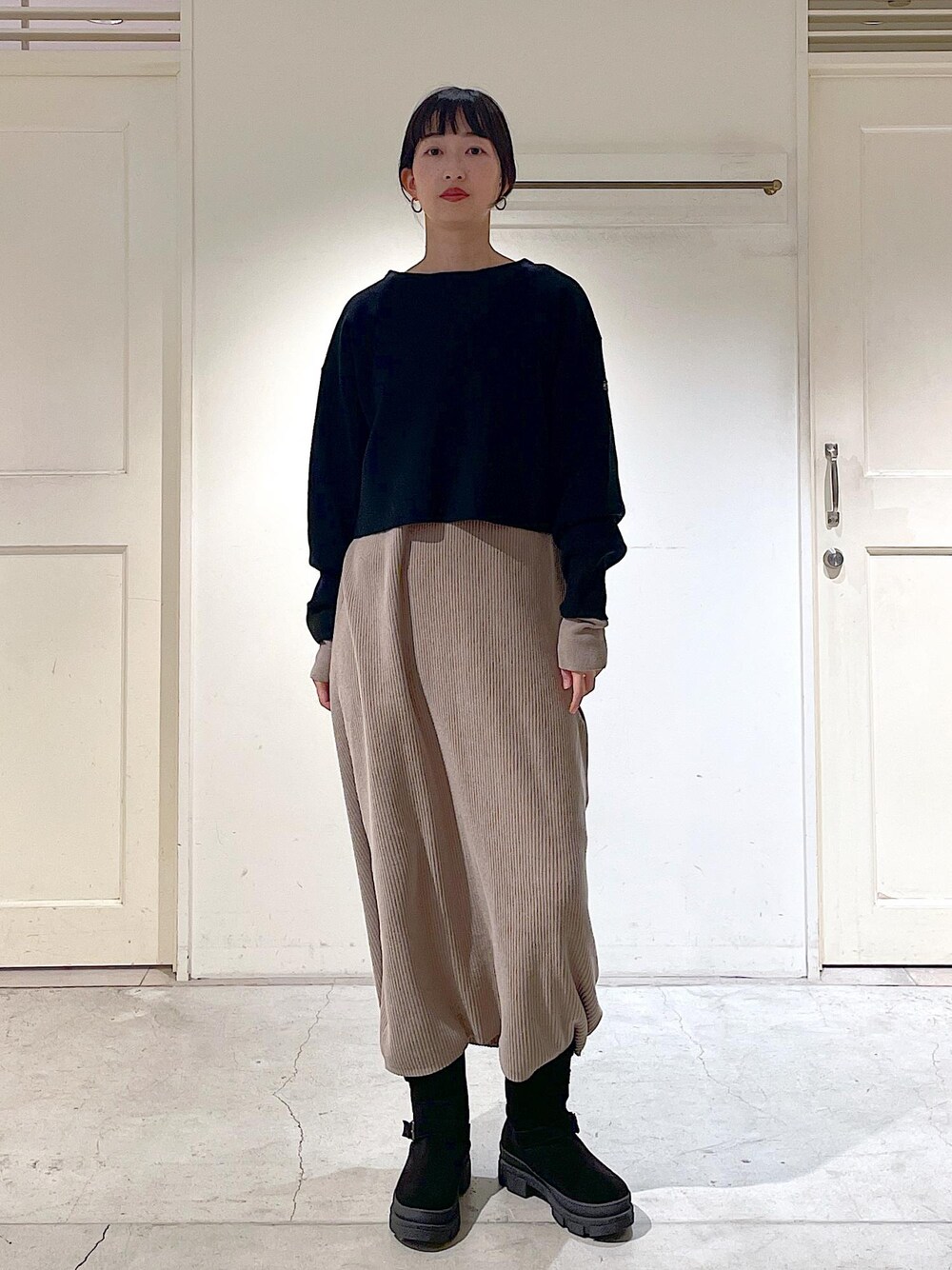 グレー系のワンピース、ブラック系のトートバッグ、グレー系のストール/ショールを着用したレディースの冬コーディネートの8枚目の写真