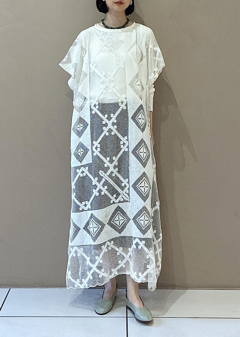 ホワイト系のTシャツ/カットソー、ベージュ系のその他パンツ、グリーン系のパンプスを着用したレディースの春コーディネートの5枚目の写真