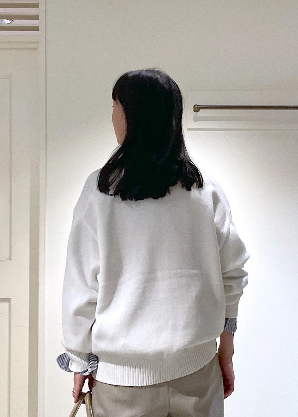 ホワイト系のその他シューズ、ブルー系のシャツ/ブラウス、ベージュ系のスラックスを着用したレディースの冬コーディネートの4枚目の写真