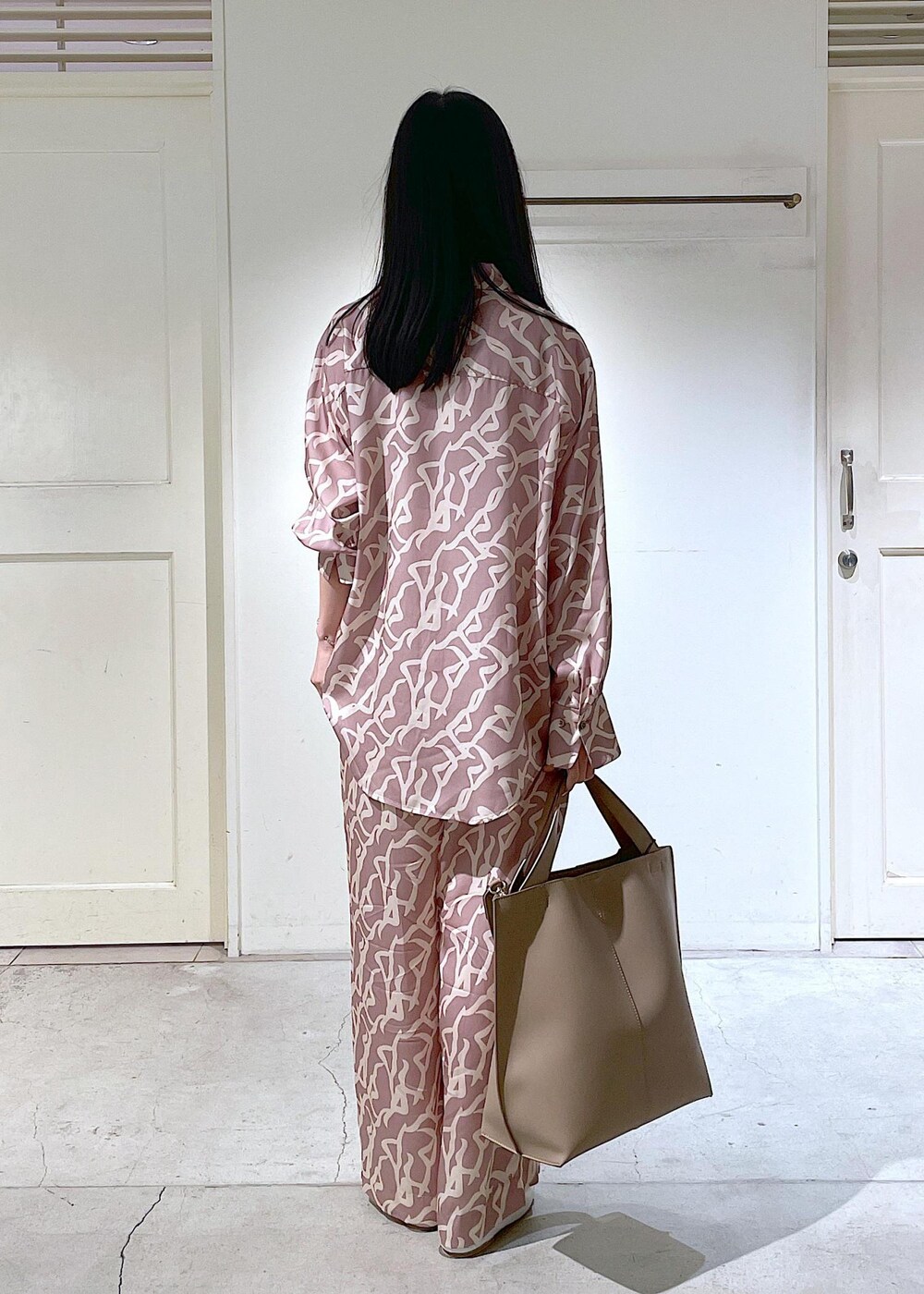 ホワイト系のその他シューズ、イエロー系のシャツ/ブラウス、イエロー系のその他パンツを着用したレディースの春コーディネートの5枚目の写真