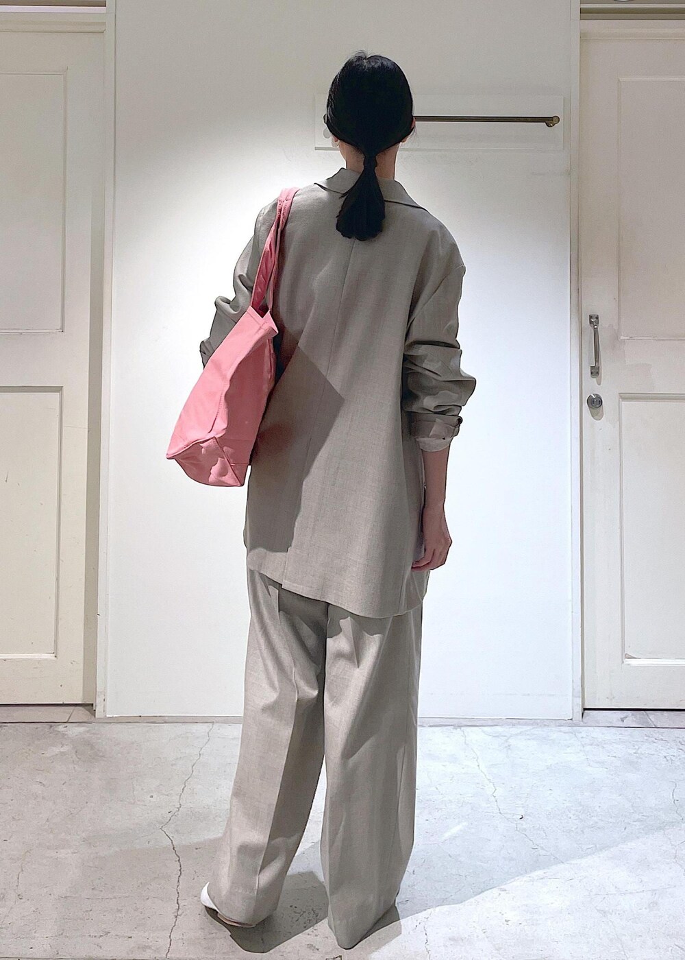 ホワイト系のその他シューズ、ホワイト系のTシャツ/カットソー、ベージュ系のTシャツ/カットソーを着用したレディースの冬コーディネートの4枚目の写真