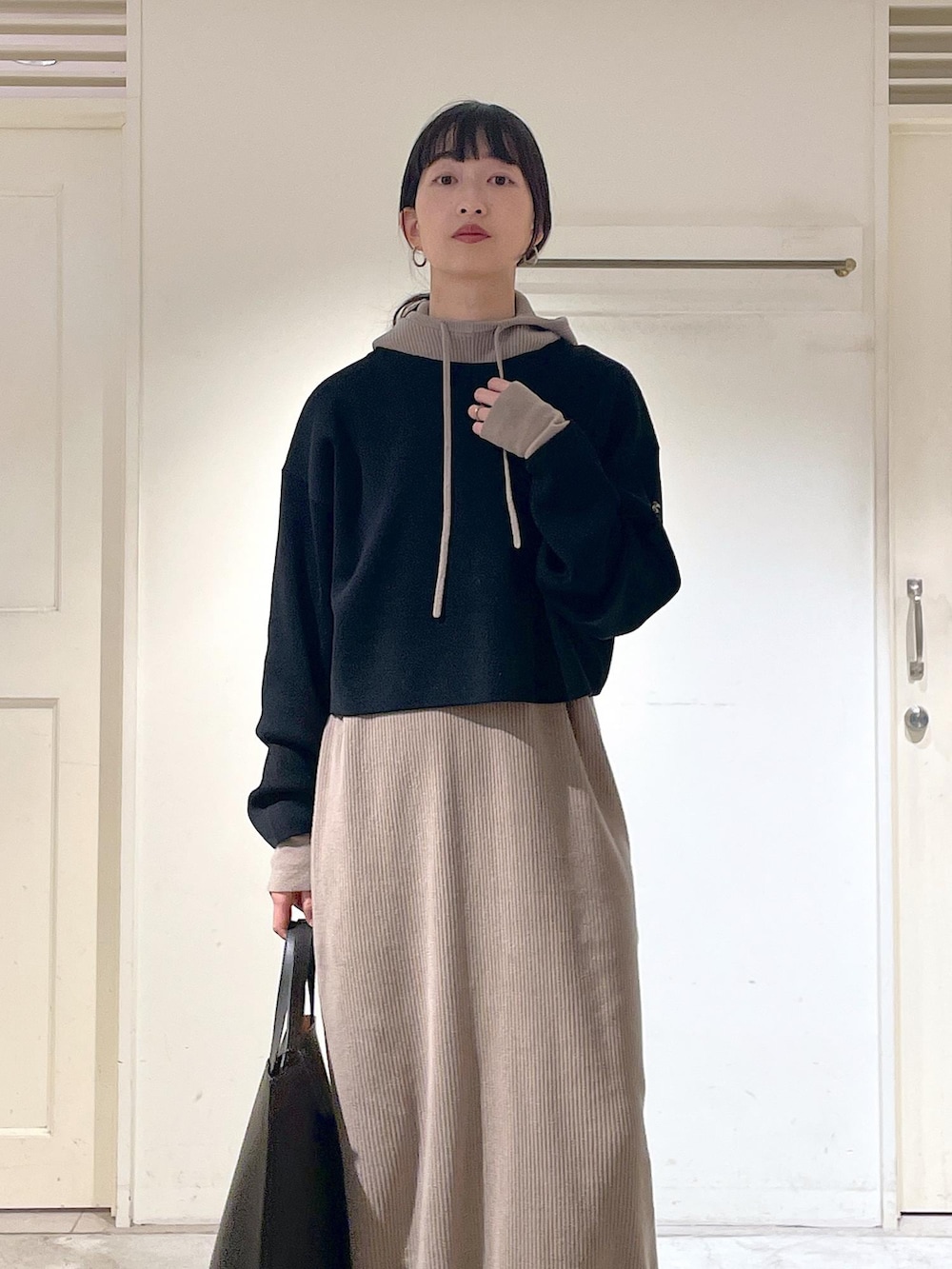 グレー系のワンピース、ブラック系のトートバッグ、グレー系のストール/ショールを着用したレディースの冬コーディネートの5枚目の写真