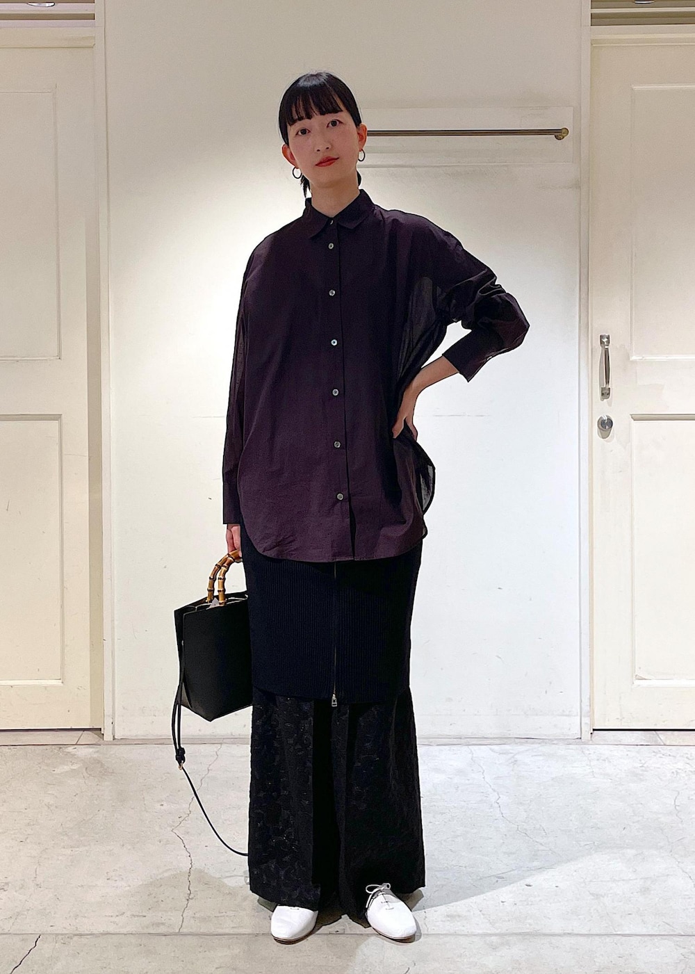 ブラウン系のシャツ/ブラウス、ブラック系のベスト、ブラック系のその他パンツを着用したレディースの冬コーディネートの2枚目の写真